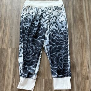 LULULEMON Dance To Yoga Pants Pretty Plume Angel Wing Women's Size 8